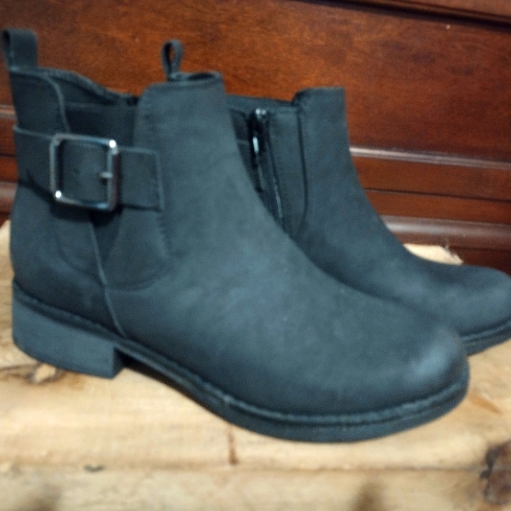 Black Ankle Boots, Size 8 , Solid Pattern With Bu… - image 1